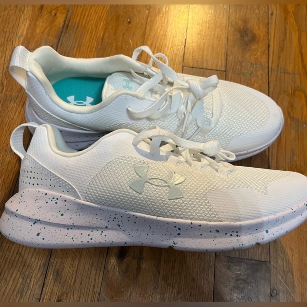 UA white size 9 woman’s shoe’s